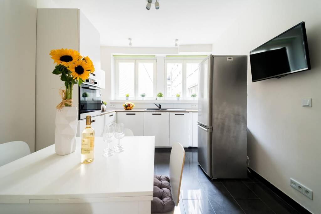 3 Rooms Big Apartment - 150 M Town Hall - Nice Design Breslavia Esterno foto